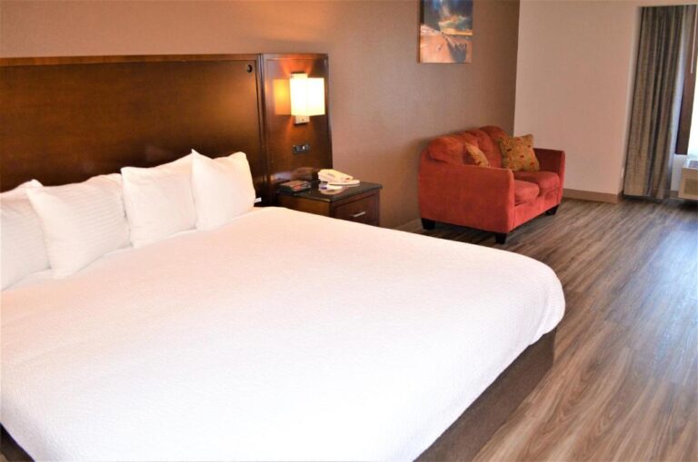 romantic hotels in Lincoln OR with hot tub in room