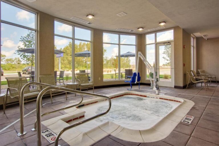 romantic hotels in Michigan with hot tub in room