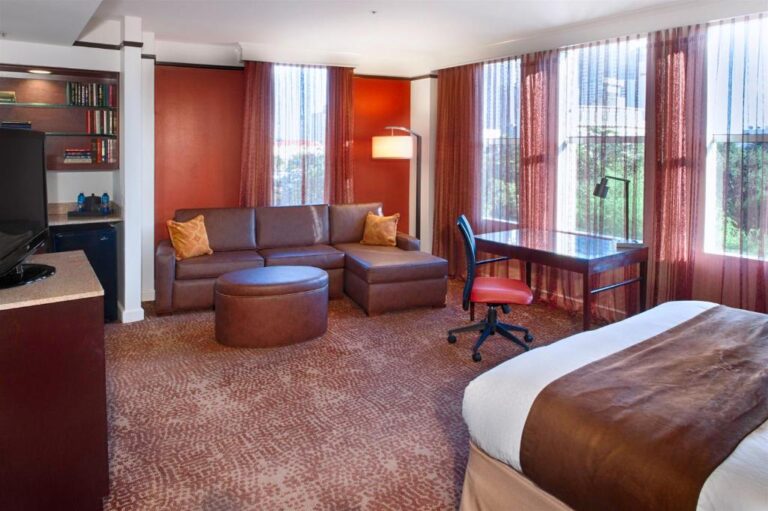 romantic hotels in San Antonio with honeymoon suite 2
