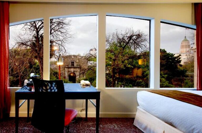romantic hotels in San Antonio with honeymoon suite 3