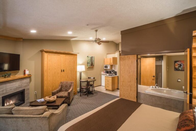 romantic hotels in Vamcouver Canada with hot tub in room 3
