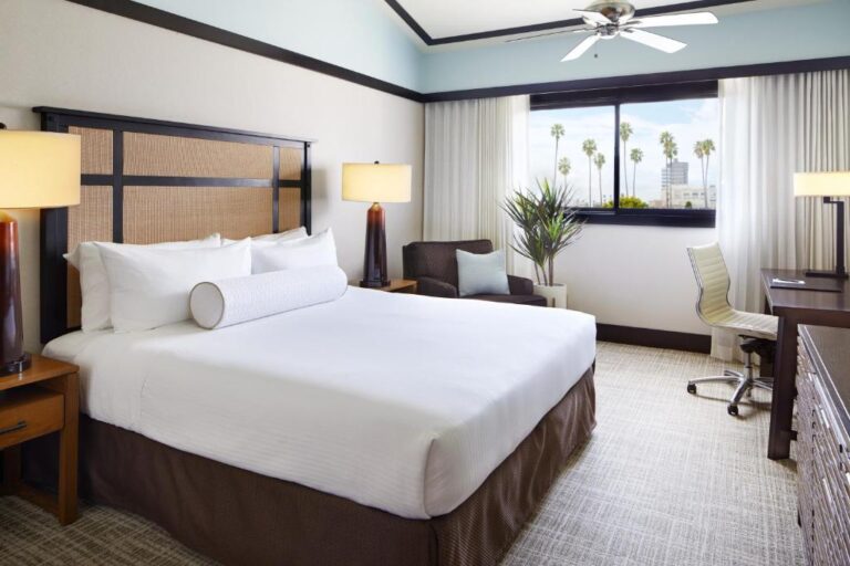 romantic hotels near LA with a honeymoon suite 3