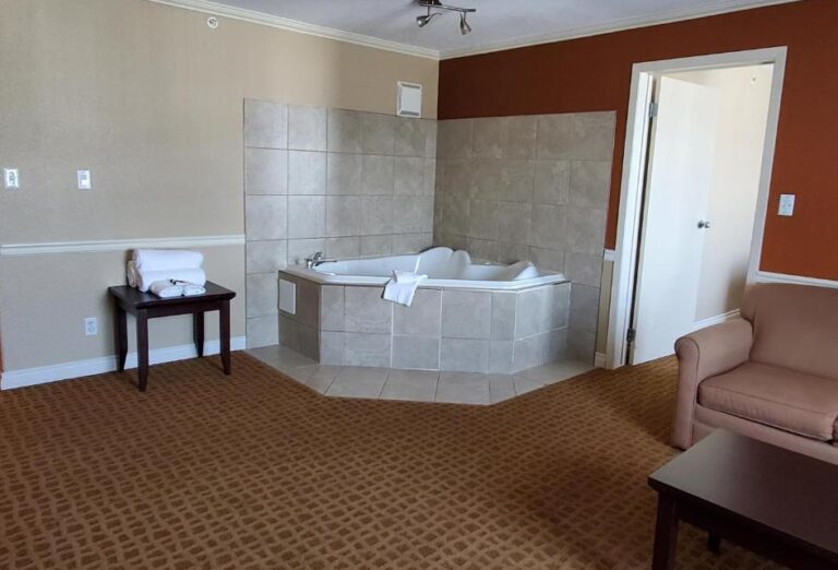romantic hotels with hot tub in room near Edmonton 3