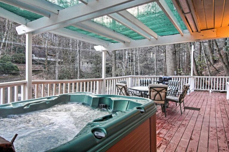 beautiful Gatlinburg cabin with hot tub 4