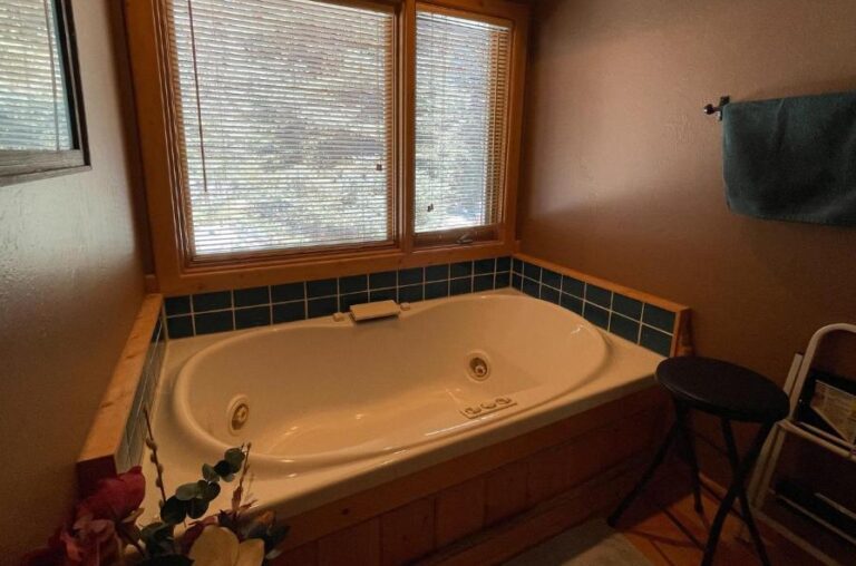 cabin in Colorado with hot tub 3