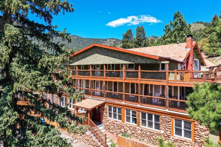 cabin lodge for couples in Colorado with hot tub