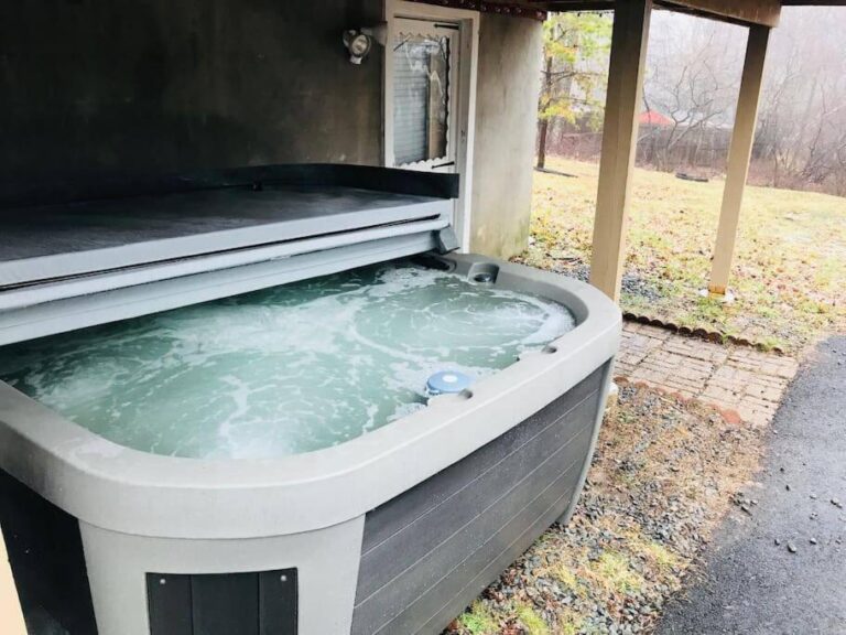 cabin with hot tub in Pocono Mountains 2