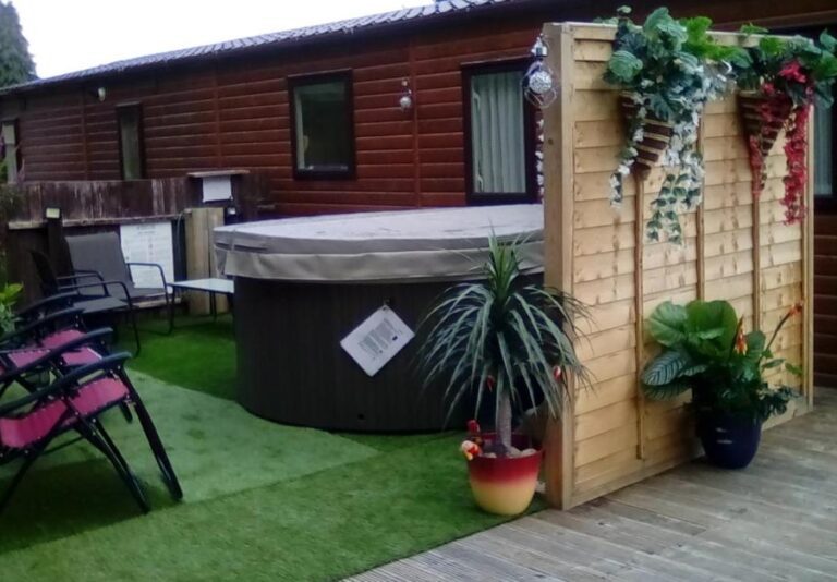 cabins and lodges in Aviemore Scotland with hot tub in room 2