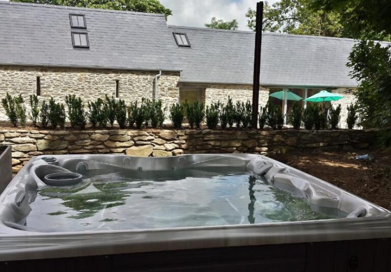 cabins and lodges in Wales with hot tub