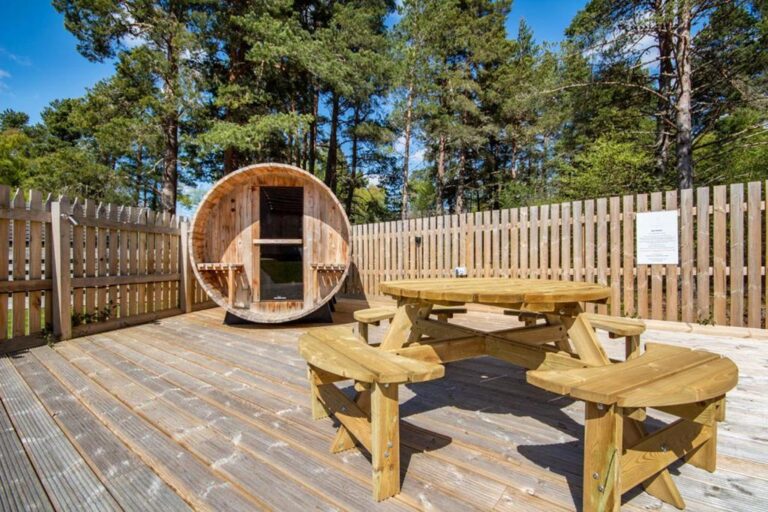 cabins lodges with hot tub in Aviemore 4