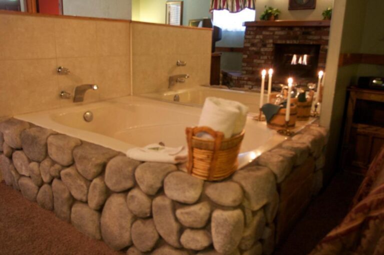 cozy accommodations with hot tub in room in Palm Springs 2