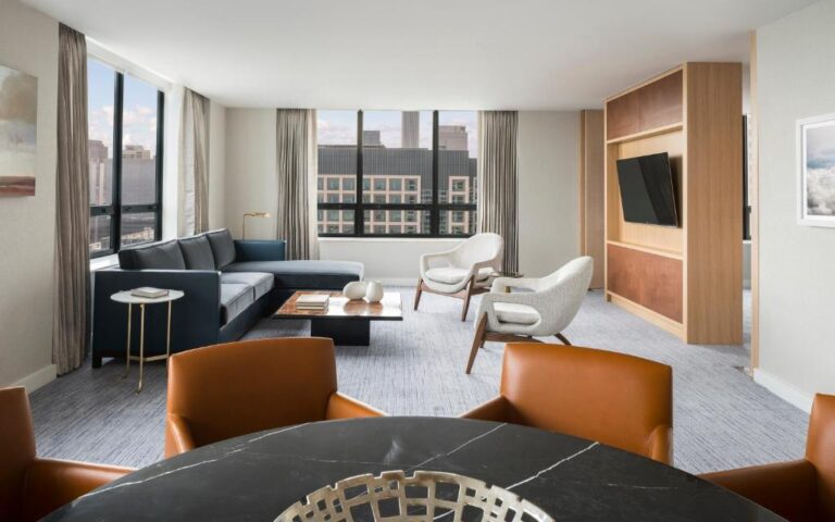 hotel in Chicago with honeymoon suites 2