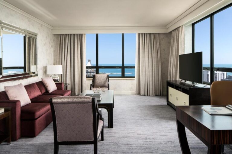 hotel in Chicago with honeymoon suites 3