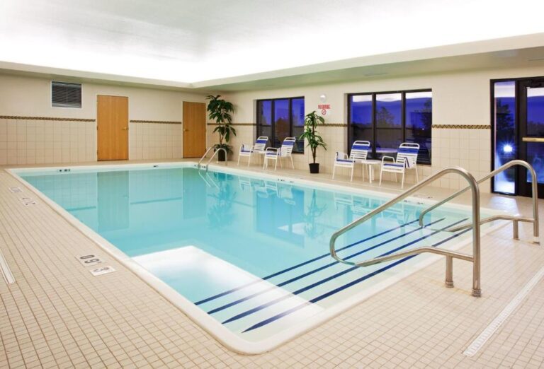 hotels for couples in Detroit with hot tub in room