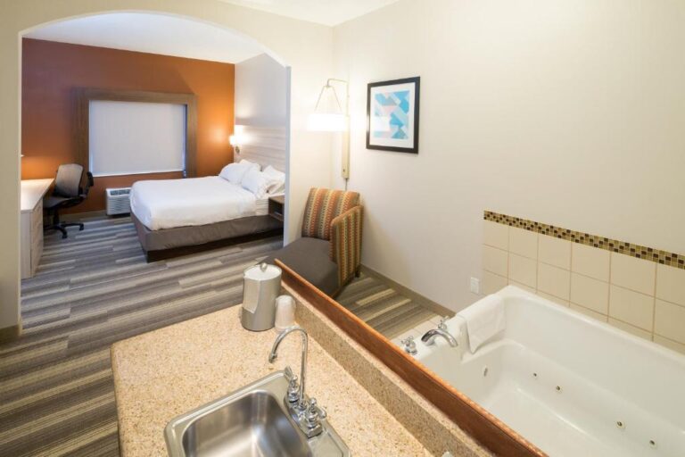 hotels for couples in Detroit with hot tub in room 3
