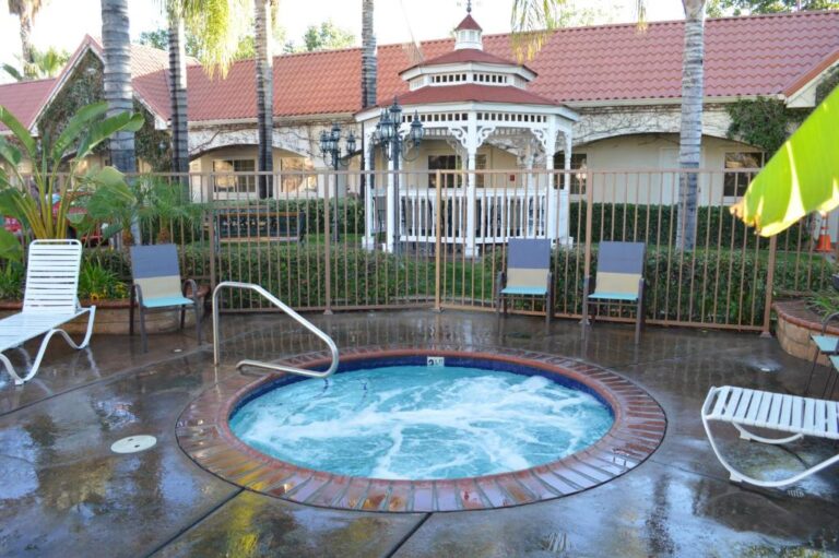 hotels for couples in Los Angeles with hot tub in room 4