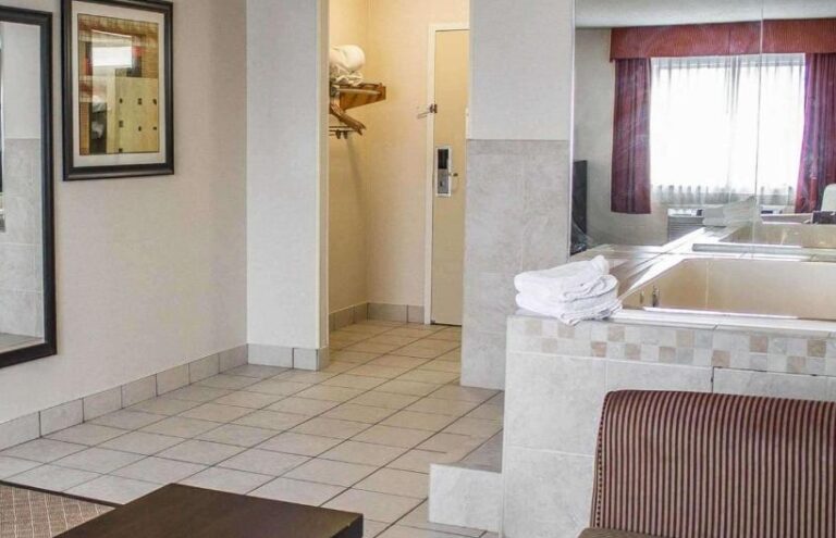 hotels in Columbus with hot tub in room 3