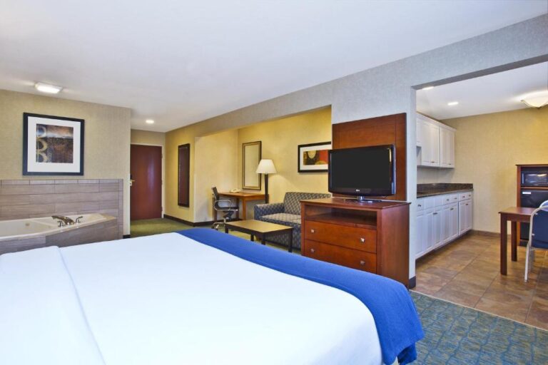 hotels in Indiana with hot tub in room