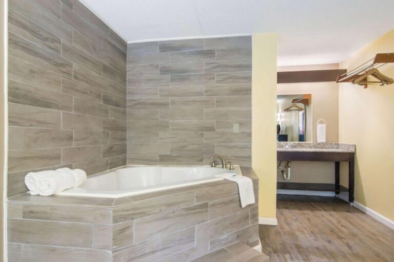 hotels in Pennsylvania with hot tub in room