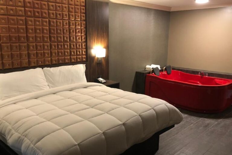 hotels in Philadelphia with hot tub in room 2
