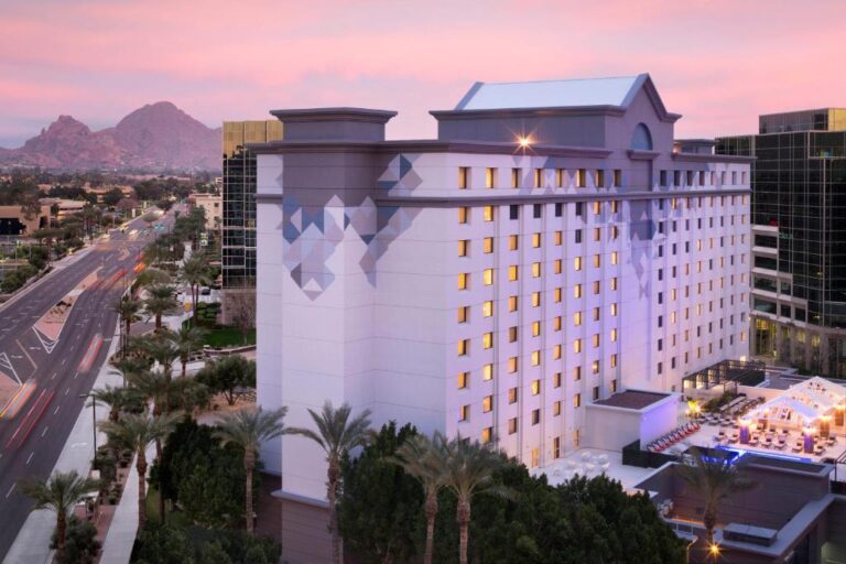 hotels in Phoenix AZ with fancy restaurants on-site