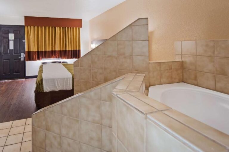 hotels in Phoenix with hot tub in room 2