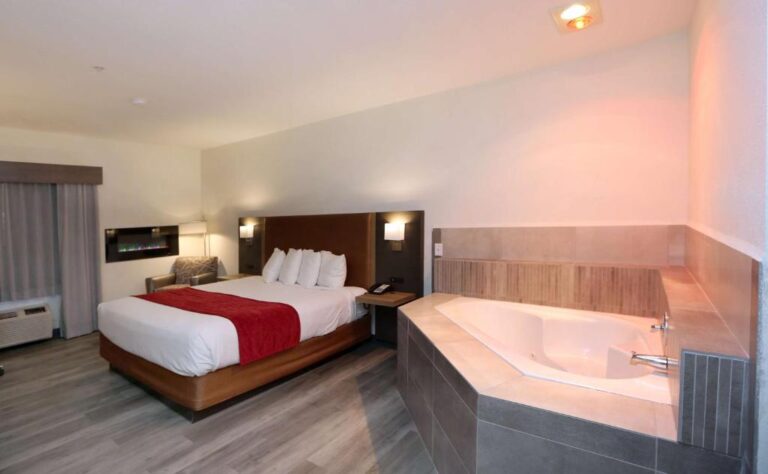 hotels in Phoenix with hot tub in the room 2