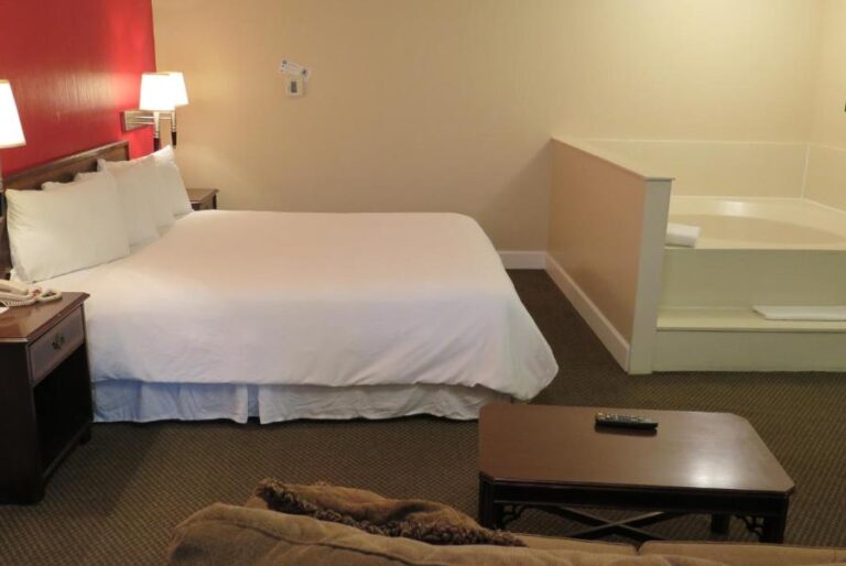 hotels in Sacramento with hot tub in room 2
