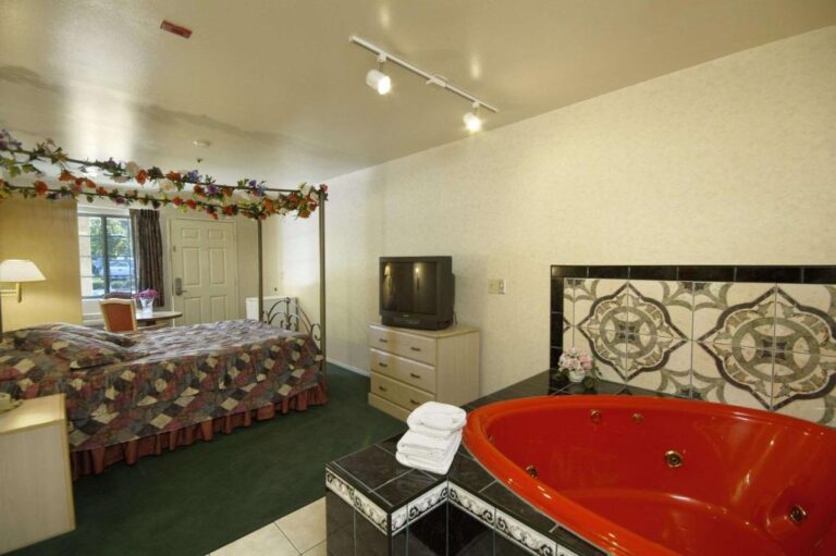 hotels near Los Angeles with hot tub in room