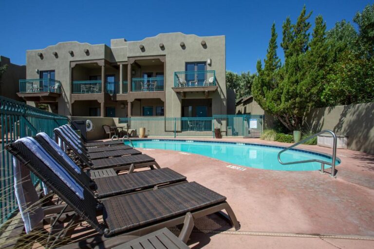 hotels near Phoenix with hot tub in room
