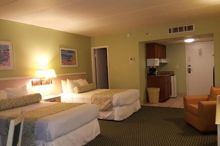 hotels with hot tub in room Virginia Beach 2