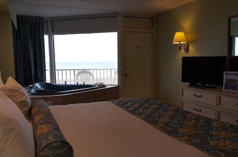 hotels with hot tub in room Virginia Beach