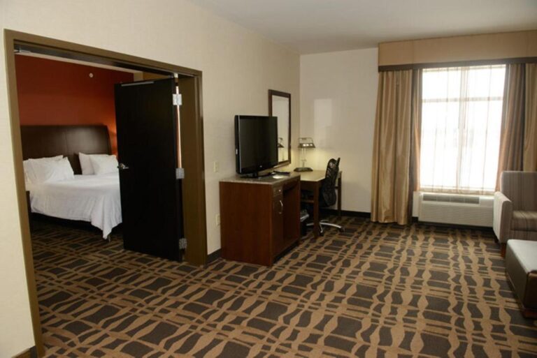 hotels with hot tub in room for couples in Dayton 4