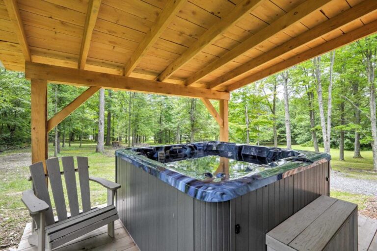 romantic cabin in Pennsylvania with private hot tub 3