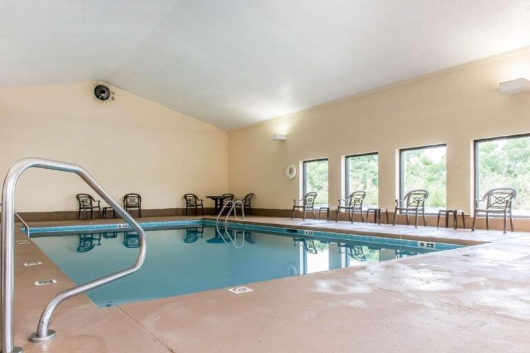 romantic hotels for couples with hot tub in room in Dayton 4