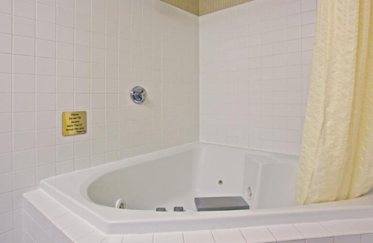romantic hotels for couples with hot tub in room in Dayton