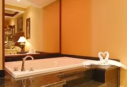 romantic hotels in Miami with luxury tub 2