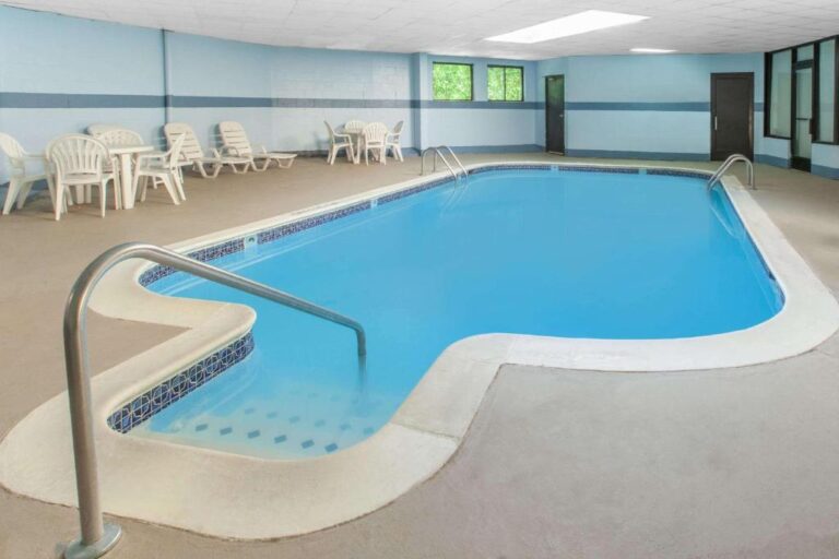 romantic hotels in Michigan with hot tub 2