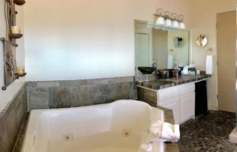 romantic hotels in Phoenix with spa bath in room 4