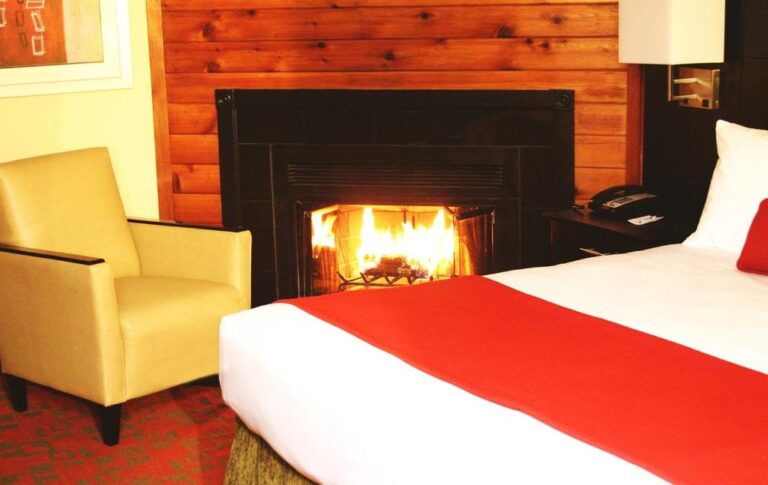 romantic hotels in Poconos with hot tub in room