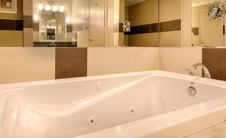 romantic hotels in Poconos with hot tub in room 3