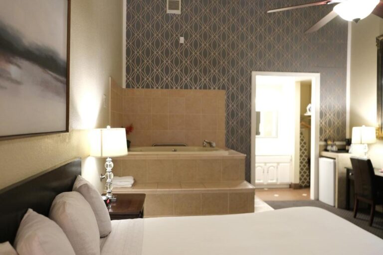 romantic hotels in Sacramento with hot tub in room 2