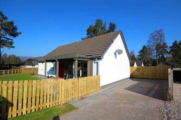 romantic lodges and cabins in Aviemore Scotland with hot tub 2