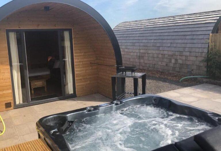 accommodations with hot tub in Manchester