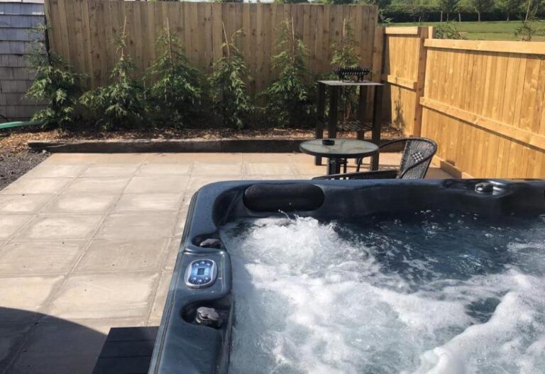 accommodations with hot tub in Manchester 2