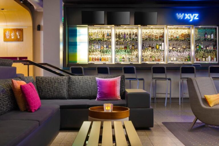 aloft hotel bar milwaukee