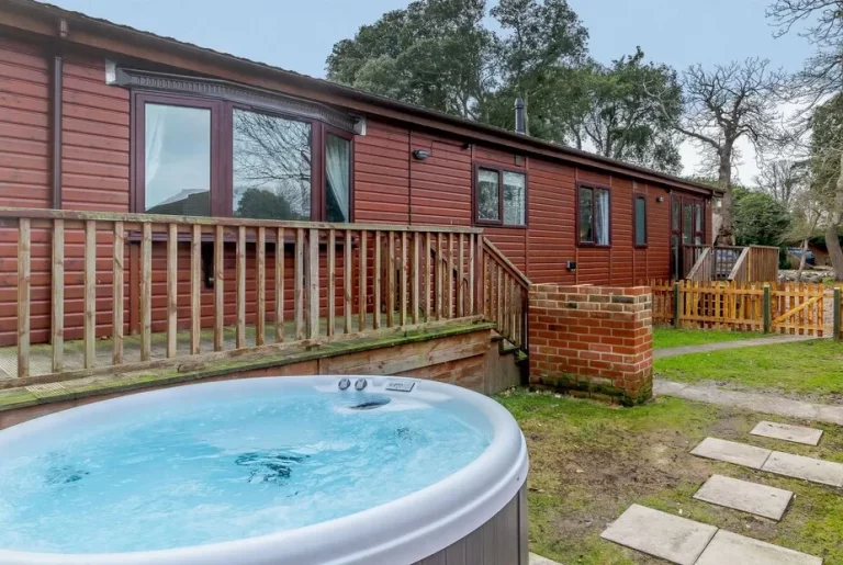 beatiful lodge with private hot tub in Suffolk 4