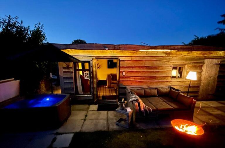 beautiful lodges with hot tub in Derbyshire