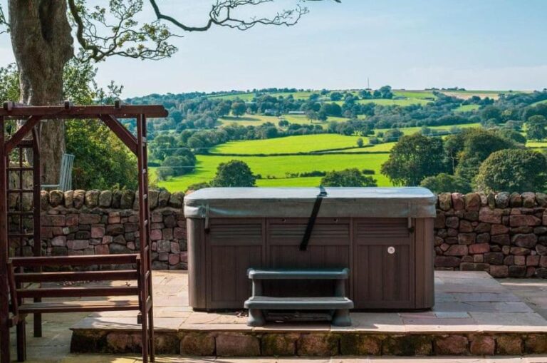 beautiful lodges with hot tub in Peak District