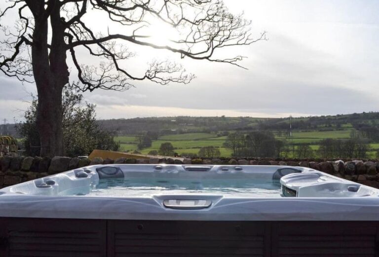 beautiful lodges with hot tub in Peak District 4
